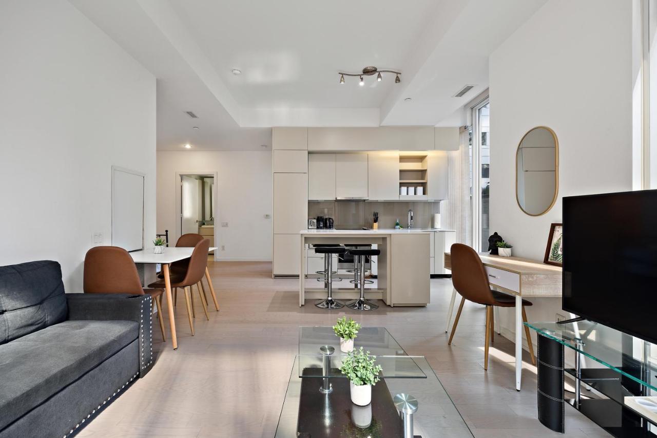 Modern Condo In The Heart Of Downtown Торонто Экстерьер фото