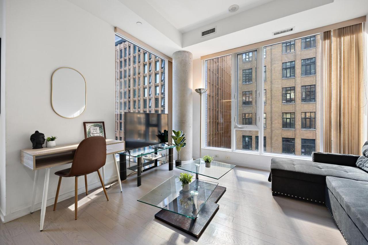 Modern Condo In The Heart Of Downtown Торонто Экстерьер фото